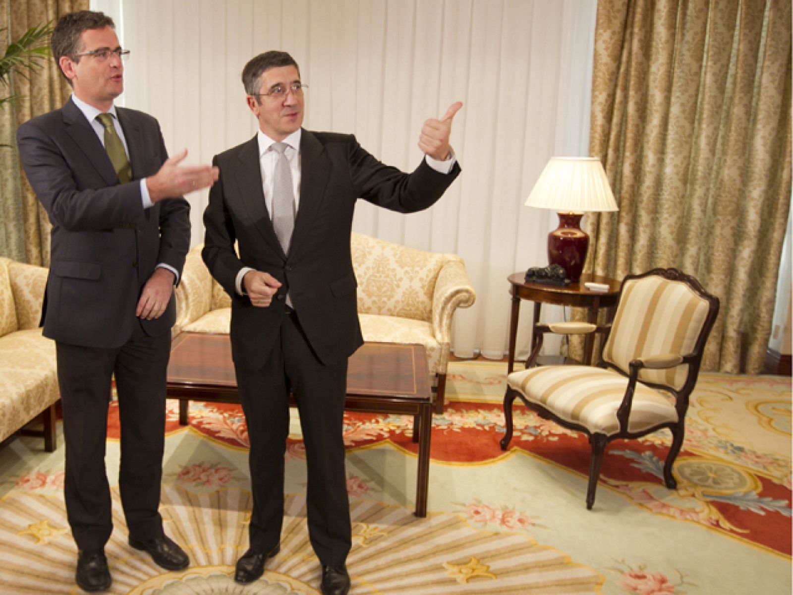 Basagoiti le pide a López que no se empiece "la casa por el tejado, haciendo la campaña a Batasuna"