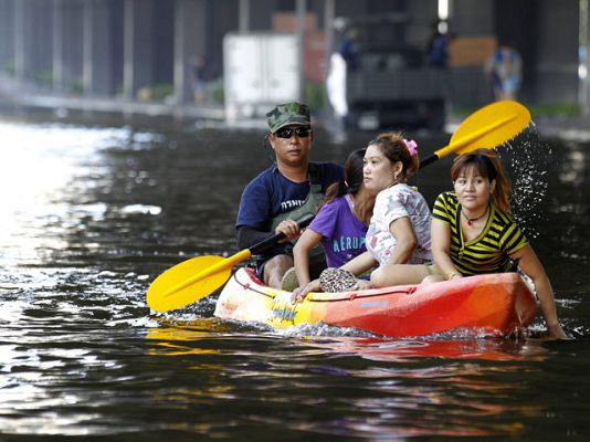Informativo 24h - Los habitantes de Bangkok evacúan la ciudad en previsión de que las inundaciones empeoren