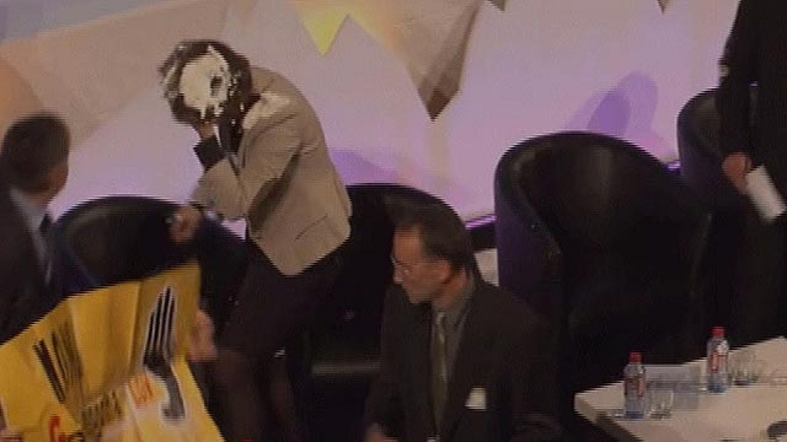 La presidenta de Navarra ,Yolanda Barcina, ha recibido tres "tartazos" cuando participaba en Toulouse en una reunión en la que se hablaba del proyecto del tren de alta velocidad. Los agresores son de "Mugitu", un grupo abertzale, contrario al proyect