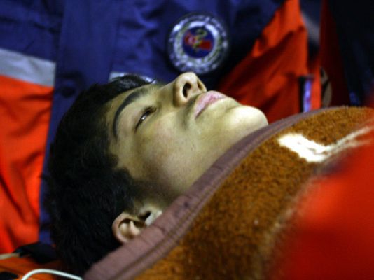 Informativo 24h - Rescatan a un adolescente de 13 años después de 100 horas bajo los escombros en Turquía