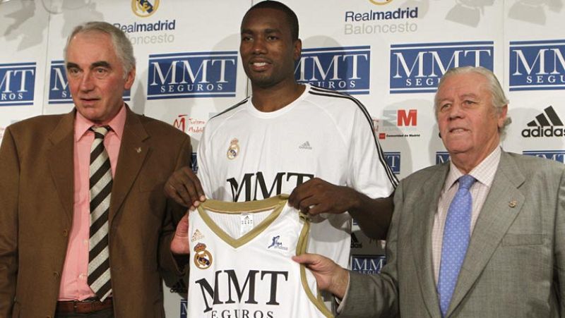 El pívot Serge Ibaka ha sido presentado en el Real Madrid, un día después de su debut oficial en el partido de Euroliga contra el Armani Jeans de Milán