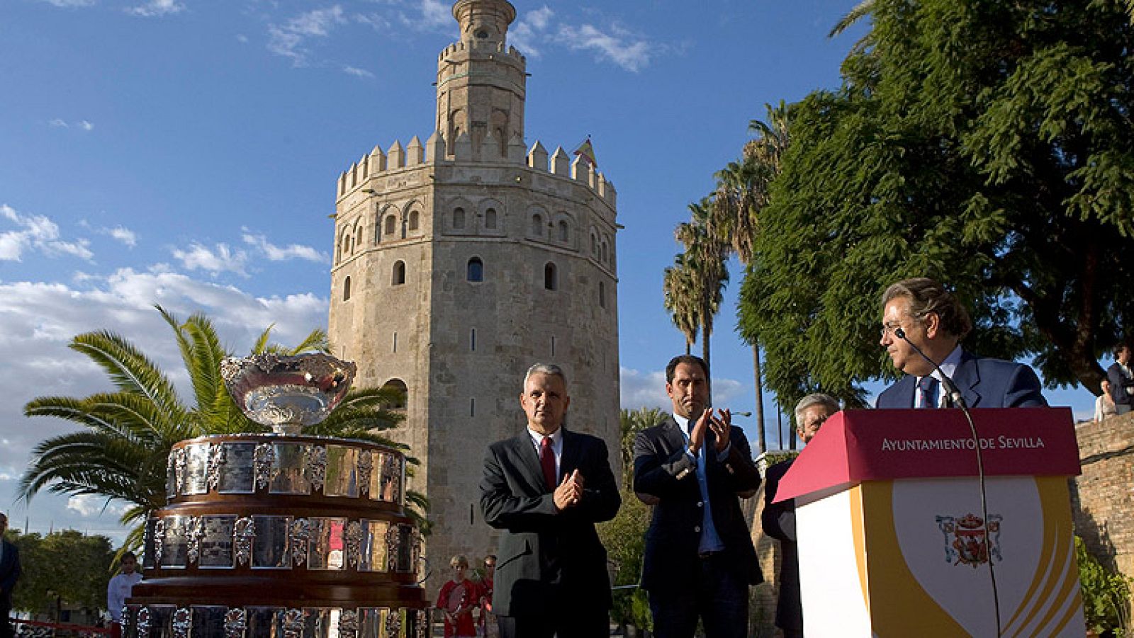 La Copa Davis ya está en Sevilla, adonde ha llegado en una embarcación por el río Guadalquivir desde Sanlúcar de Barrameda.