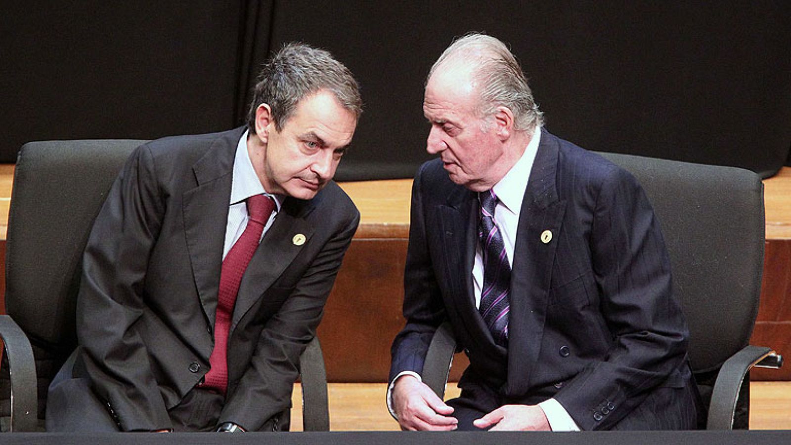 Estas imágenes corresponden a la llegada del Rey  a la cena de gala de la cumbre.