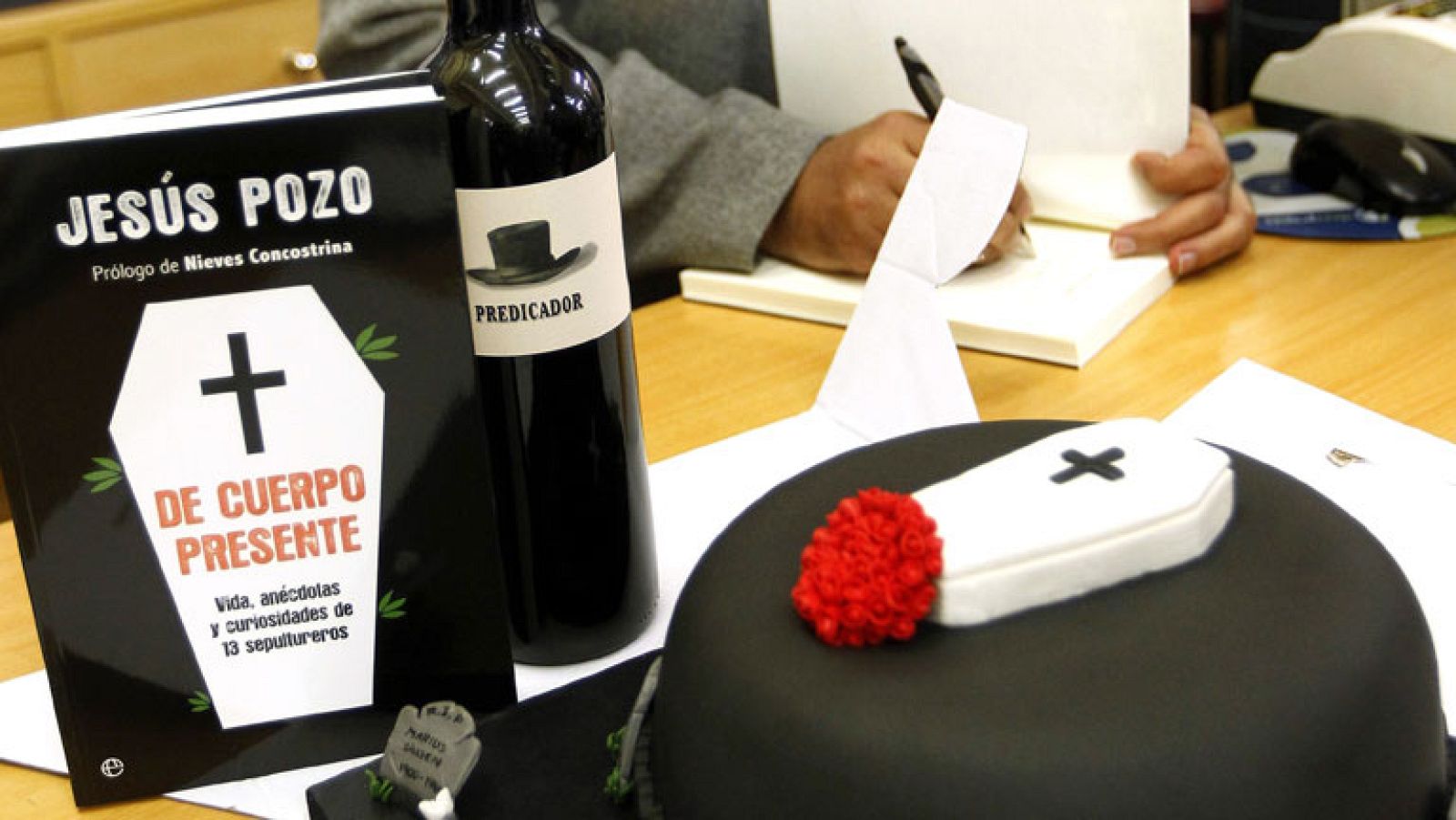 Un libro que revive las vivencias de 13 enterradores