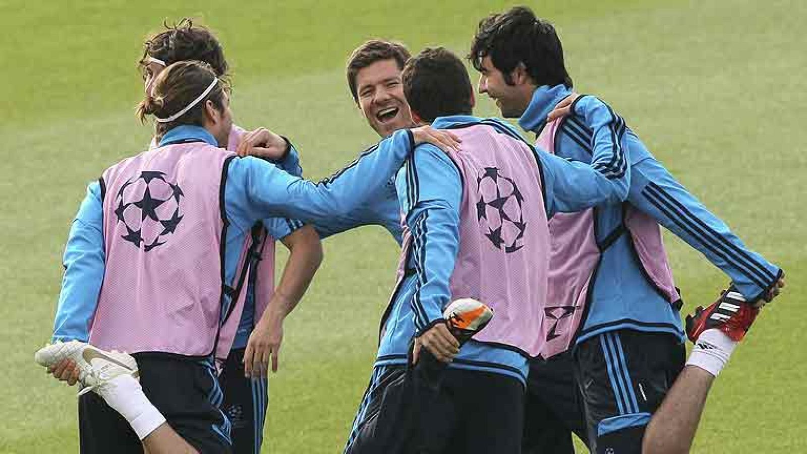 El Real Madrid ha entrenado en Valdebebas para volar por la tarde hacia Lyon donde puede asegurar la primera posición de su grupo. Por otro lado un Villarreal muy afectado por las lesiones recibirá en El Madrigal al Manchester City.