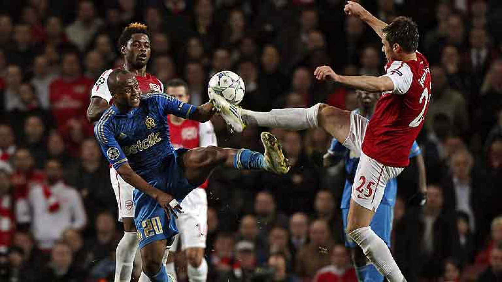 El conjunto 'gunner', que sigue liderando el grupo F, desaprovechó  la oportunidad de cerrar su presencia en los octavos de final al  igualar sin goles ante el Marsella. Los franceses, bien plantados en  el Emirates, desbarataron las mejores ocasione