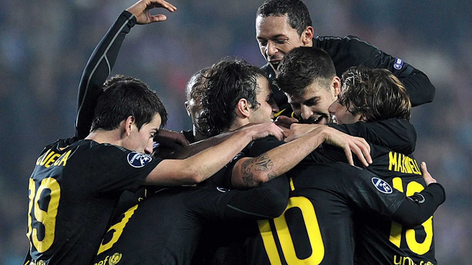 El Barcelona ha goleado al Viktoria Plzen con un triplete de Messi y un tanto de Cesc Fábregas a pase de Isaac Cuenca, logrando la clasificación matemática para los octavos de final de la Champions League.