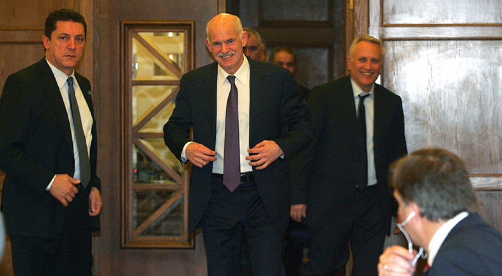 Papandréu confía en que los socios de Grecia respetarán el referéndum | Ver