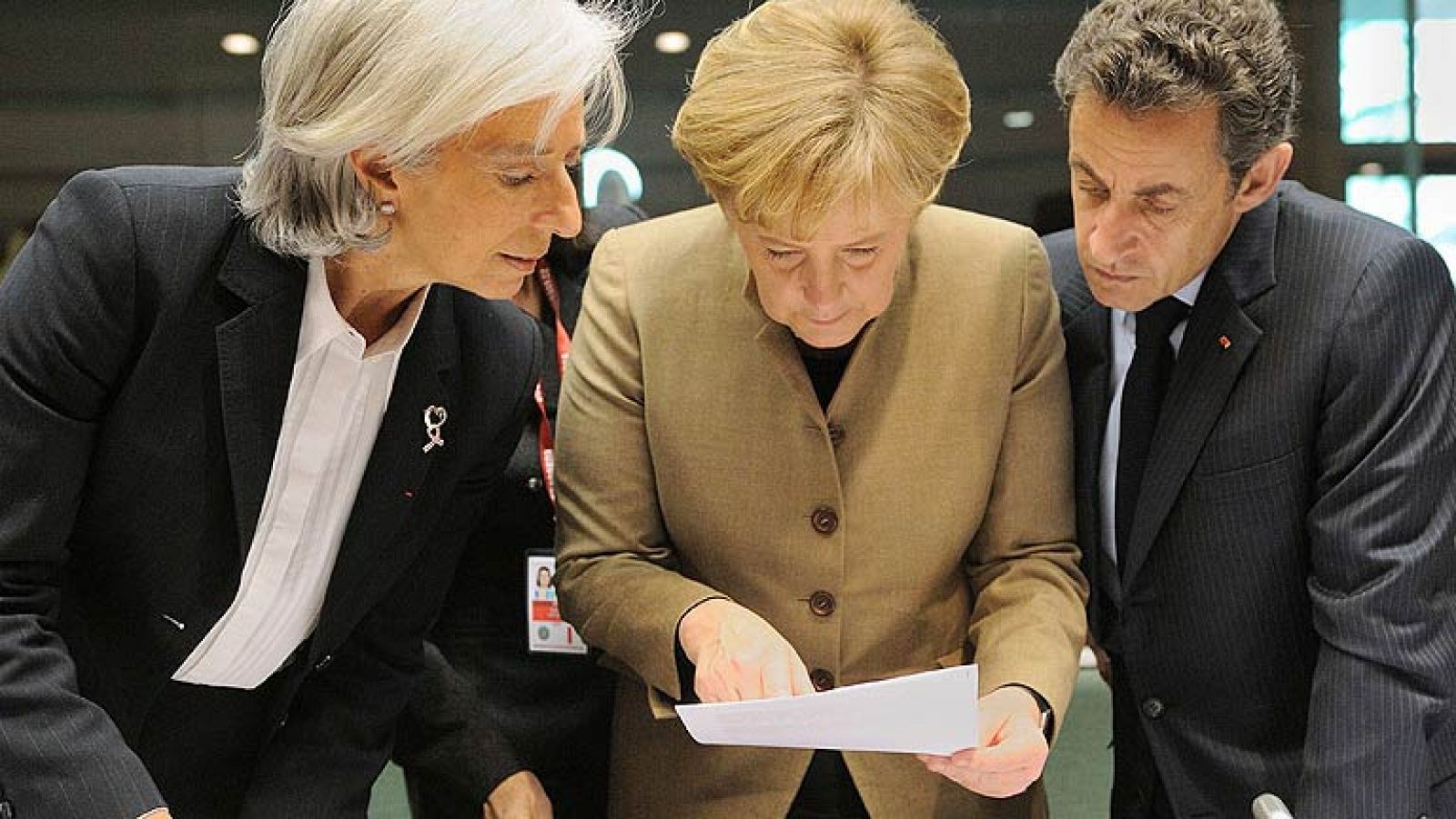 Francia y Alemania presionan a Papandréu para que retire el referéndum