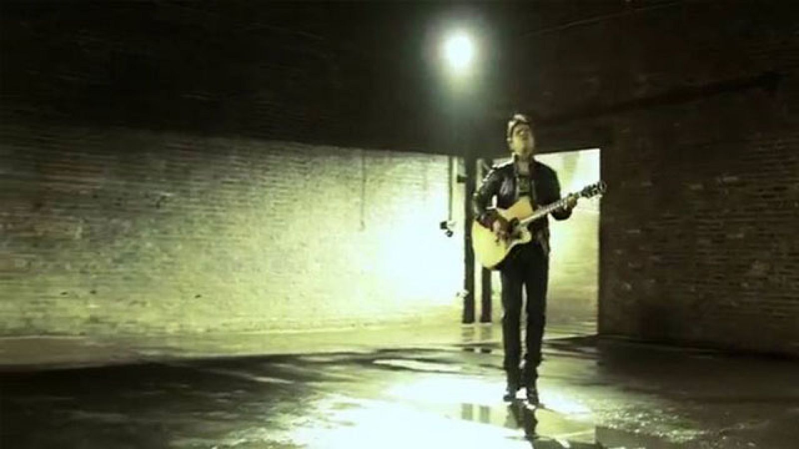 Single "Gritar", incluido en el álbum 'Tierra firme' de Luis Fonsi. Es uno de los Discos del año 2011 de TVE