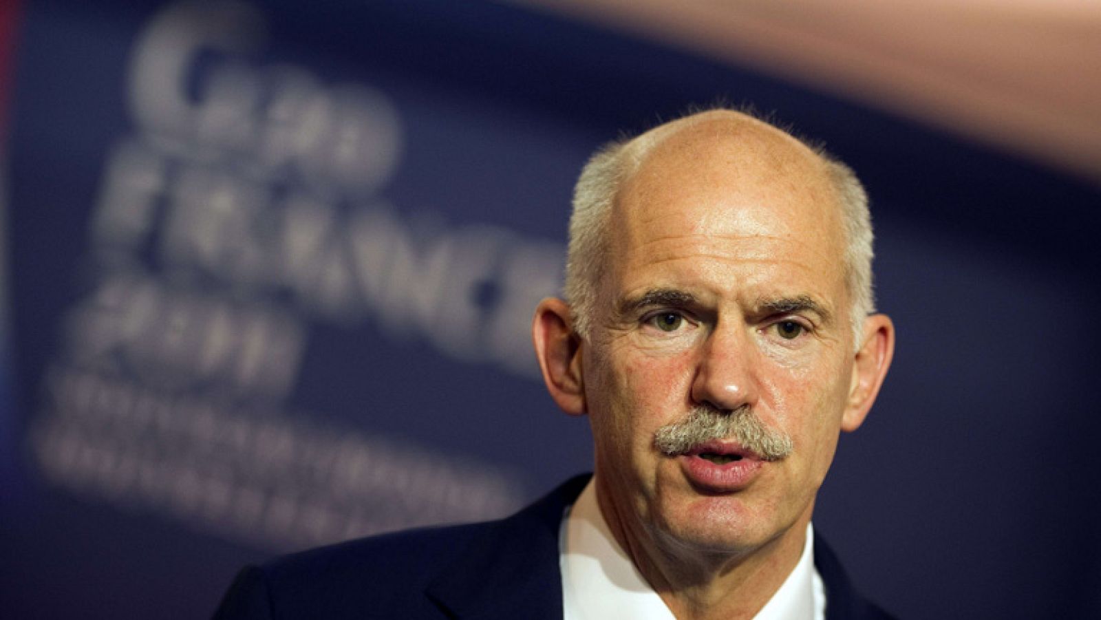 Atenas es un hervidero de rumores sobre la continuidad de Papandréu al frente del gobierno