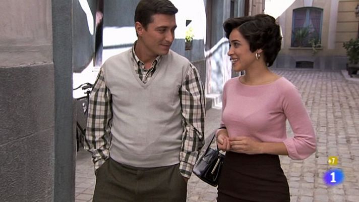 Amar en tiempos revueltos - Chelo y Gerardo empiezan a intimar