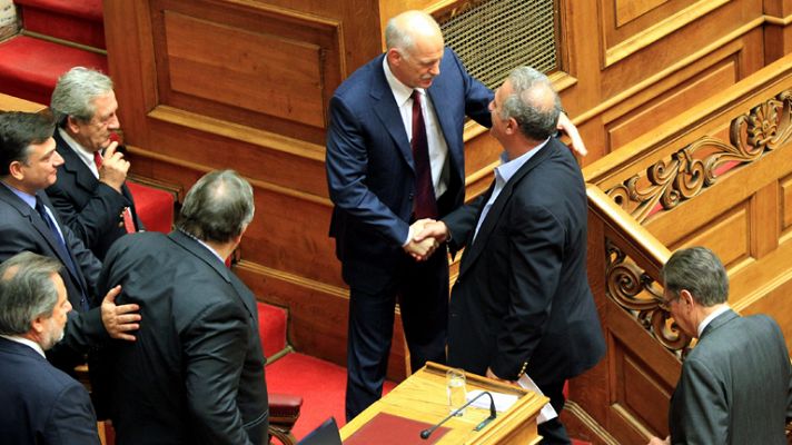 Telediario 1 - El primer ministro griego supera el voto de confianza aunque ofrece su relevo en un gobierno de unidad