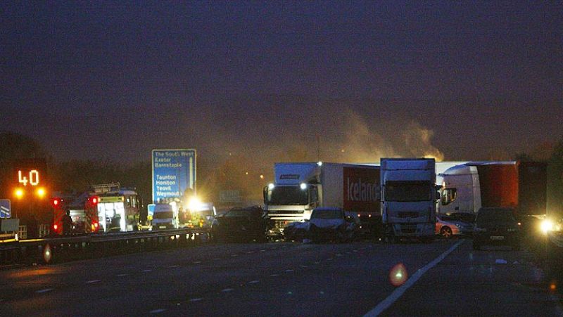Varios muertos en un espectacular accidente múltiple en Reino Unido - Informativo 24h | Ver