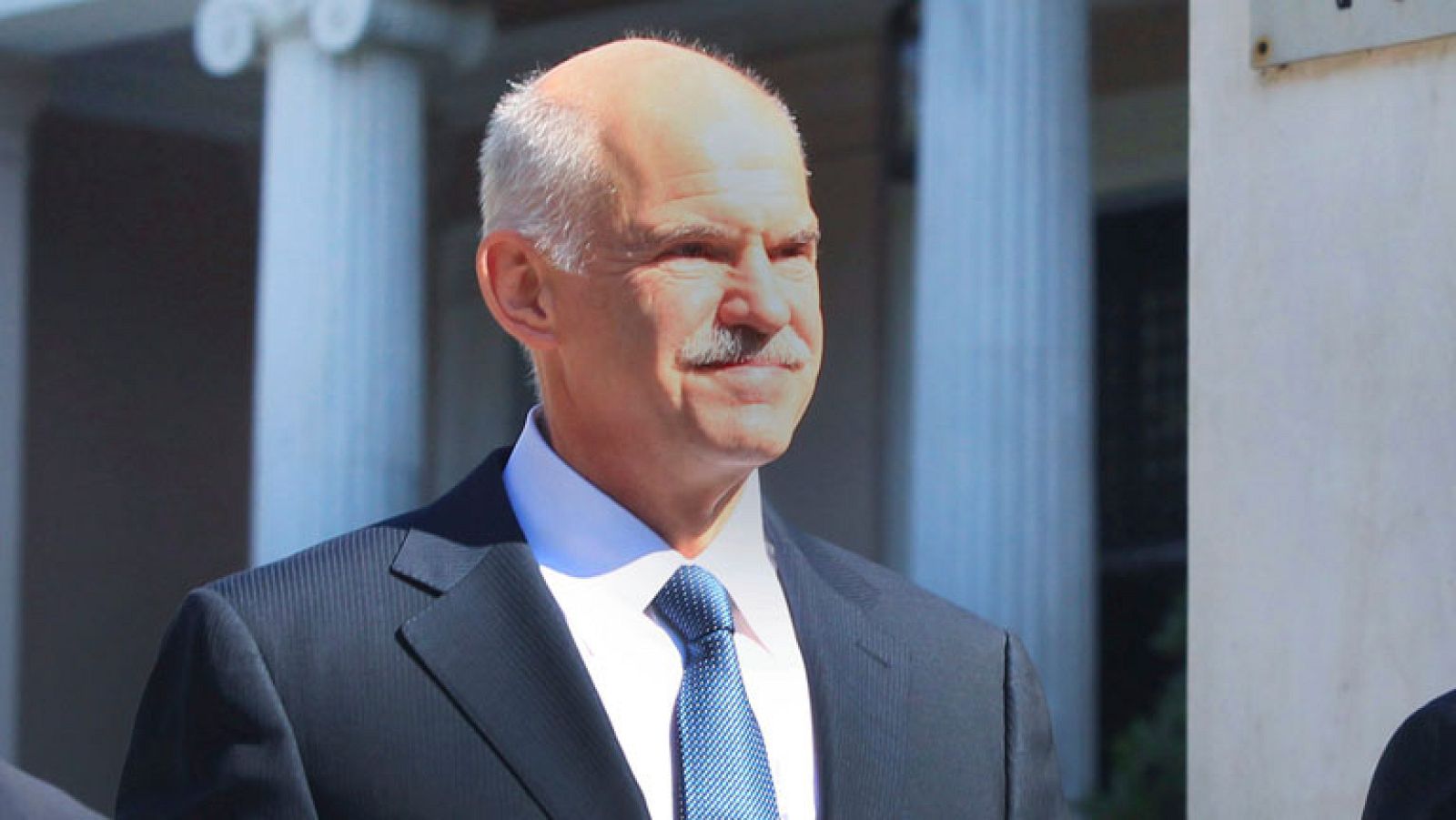 Papandreu inicia sus planes para formar un gobierno de coalición