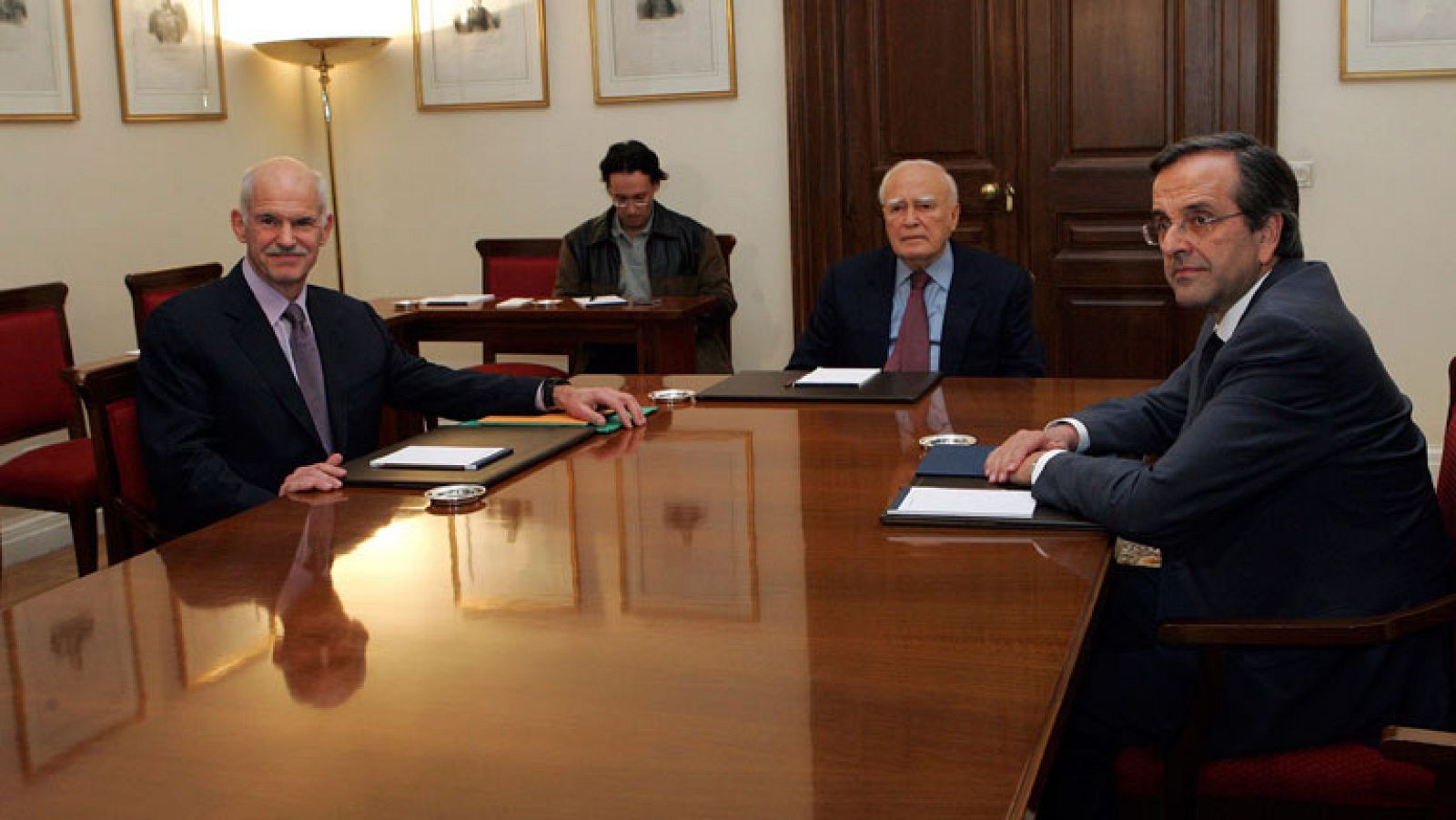 Se celebrarán nuevas elecciones en Grecia tras la dimisión del primer ministro Papandreu.