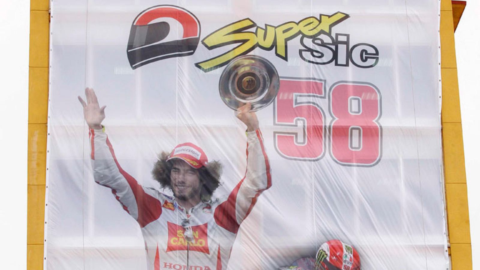 Cheste rinde homenaje a Simoncelli | Ver
