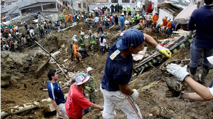 Telediario 1 - Al menos 29 muertos por un deslizamiento de tierras en Colombia