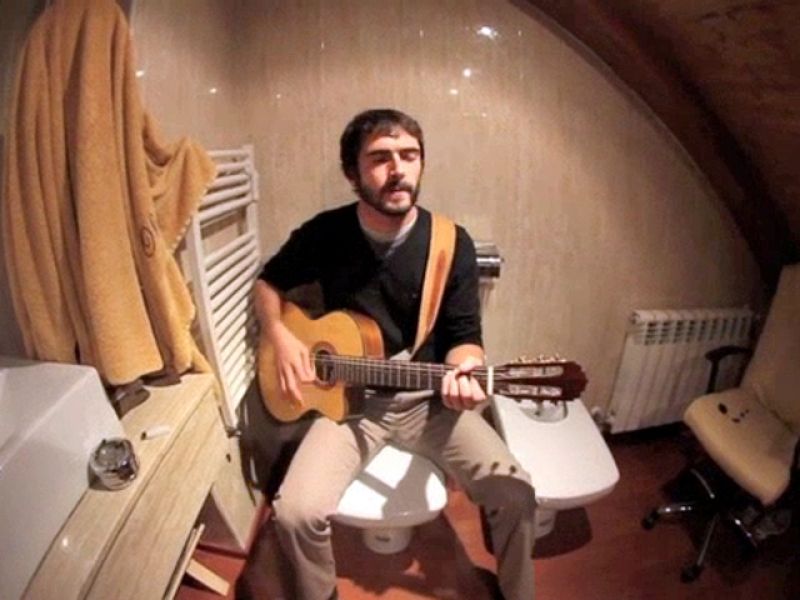 Olmo Algarra interpreta "El ruido que me sigue siempre" de Maga | Ver