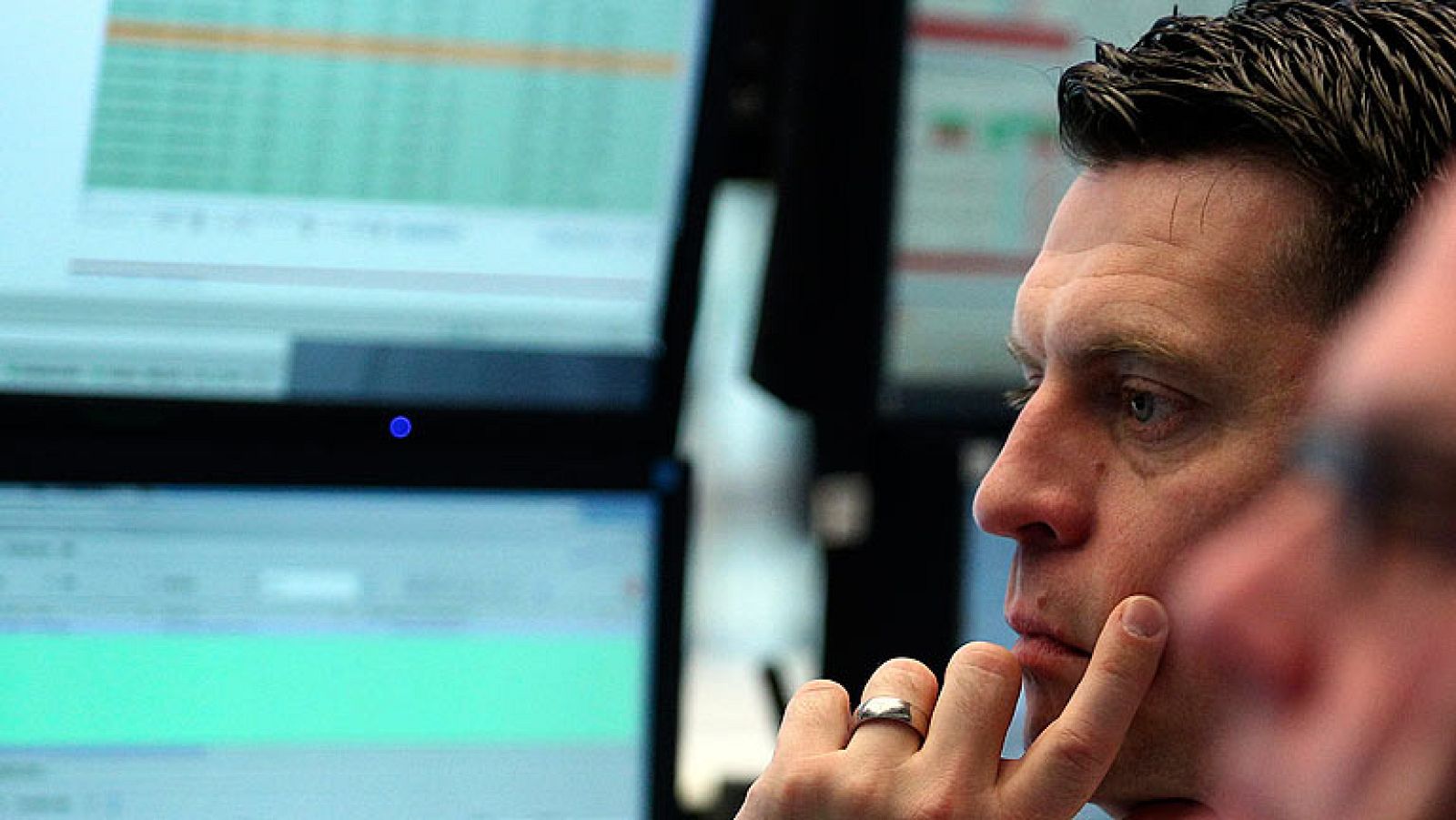 Las primas de riesgo bajan y las bolsas suben por los rumores de dimisión de Berlusconi