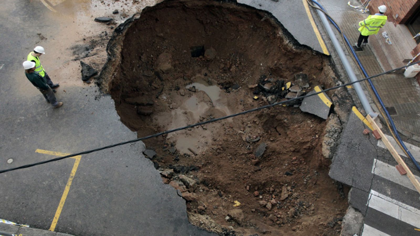 Los vecinos afectados por el socavón en Barcelona podrán volver a casa