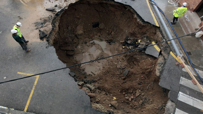 Los vecinos afectados por el socavón en Barcelona podrán volver a casa