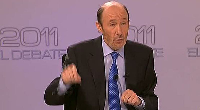 Rubalcaba celebra el fin de ETA y ofrece su colaboración "para los siguientes pasos"