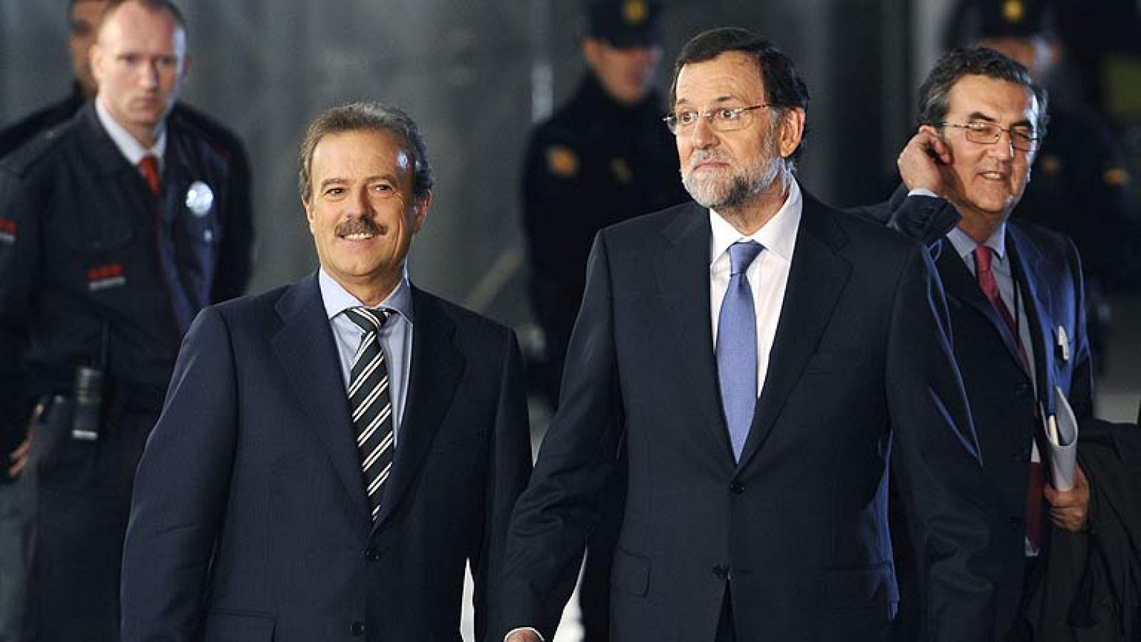 Rajoy y Rubalcaba abandonan el Palacio de Congresos de Madrid donde se ha celebrado el único cara a cara al que se enfrentarán antes del 20N.