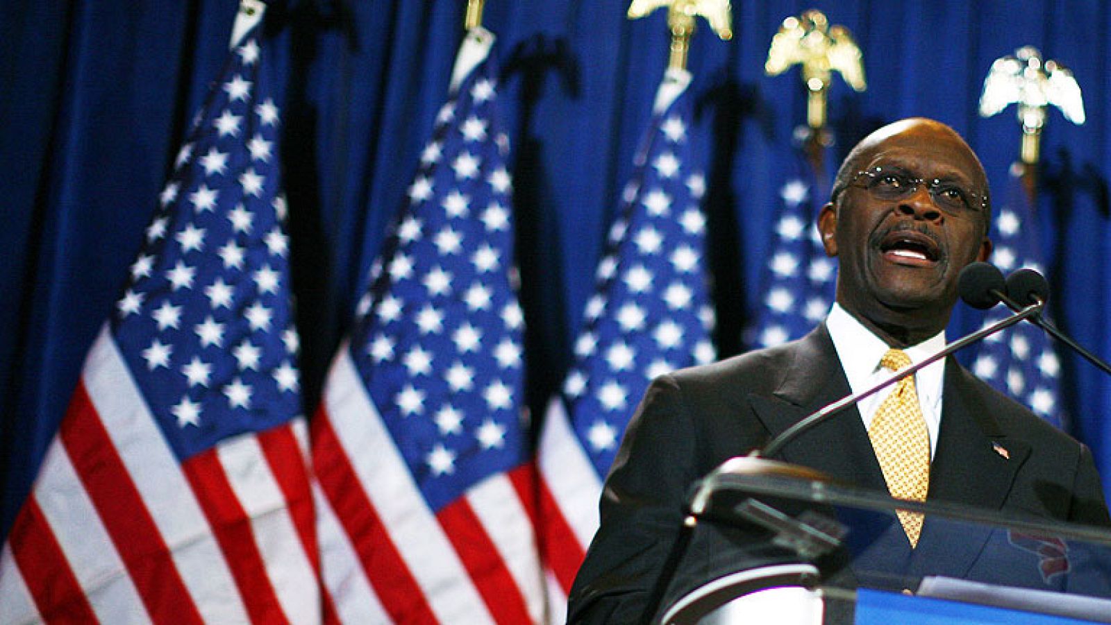 El candidato presidencial republicano Herman Cain ha anunciado este martes que no se retirará de la carrera republicana a las presidenciales de 2012 en Estados Unidos.