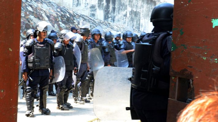 Informativo 24h - La Policía encuentra a prostitutas, droga y armas en una cárcel de Acapulco
