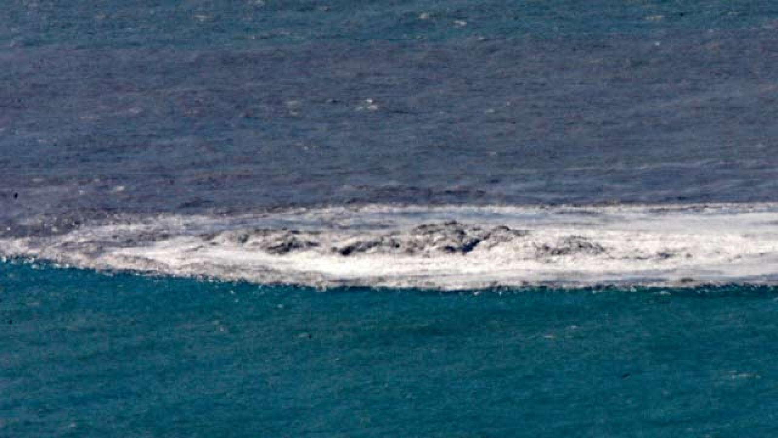 Más Gente - El Hierro cierra las calas próximas al volcán por el riesgo de gases tóxicos