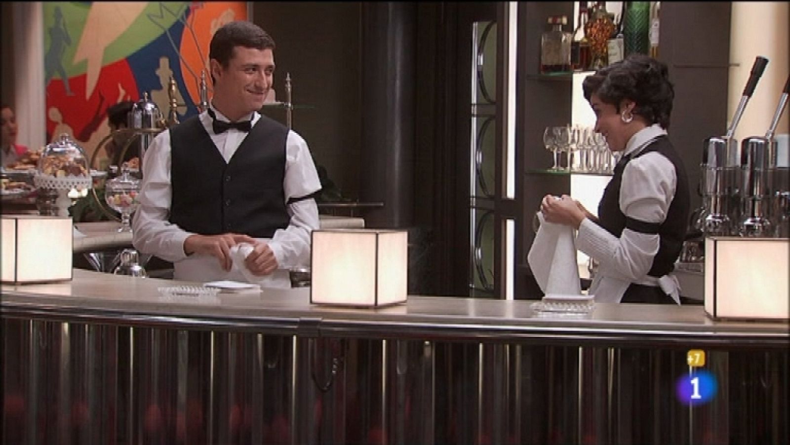 Amar en tiempos revueltos - T7 - Capítulo 45 - Chelo se siente a gusto con Gerardo con quien día a día congenia más - Ver ahora