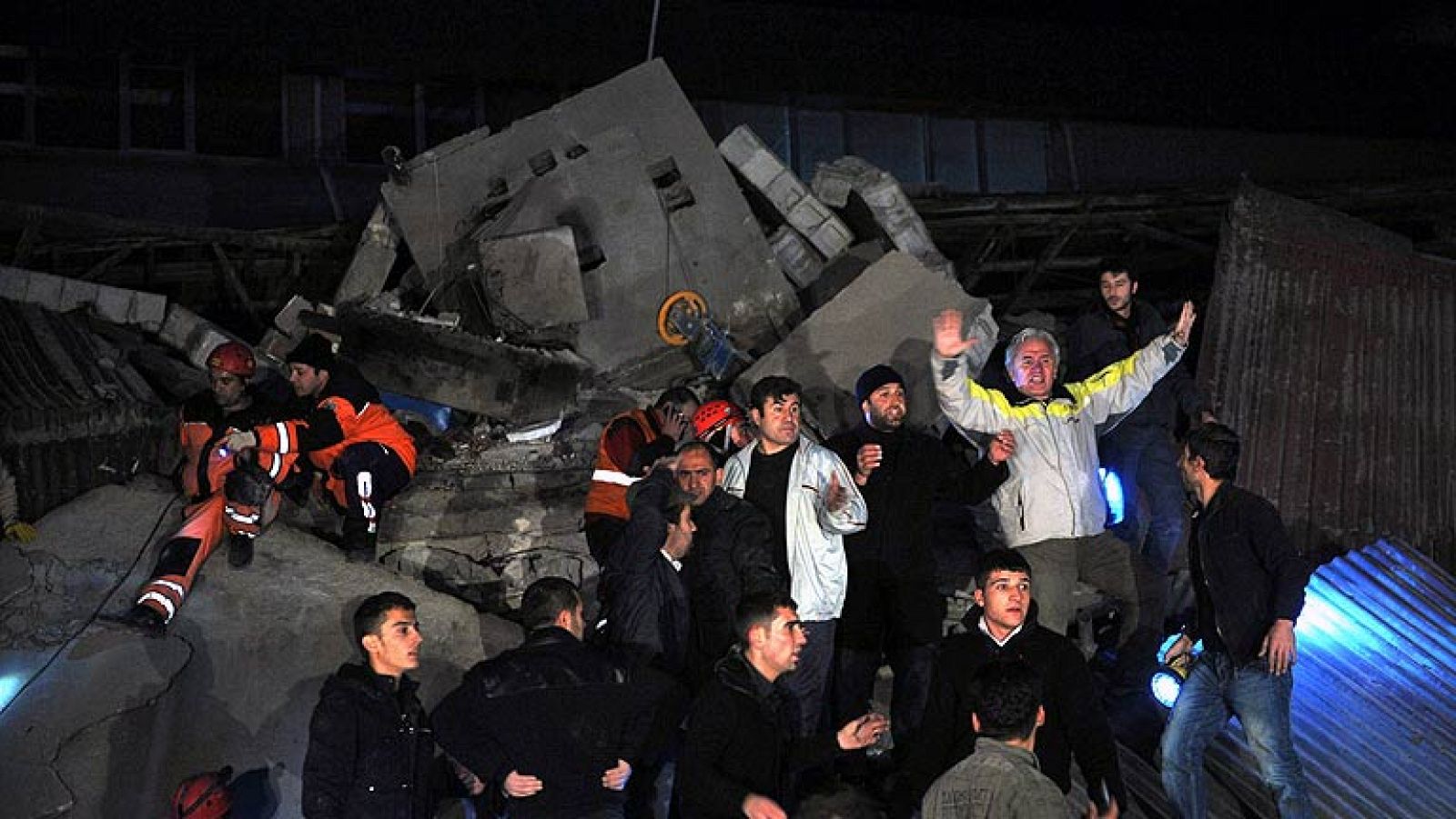 Varios edificios, incluido al menos un hotel, se han derrumbado en la ciudad turca de Van