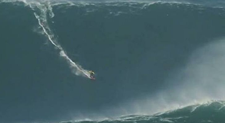 Telediario 1 - Surfeando olas de 30 metros