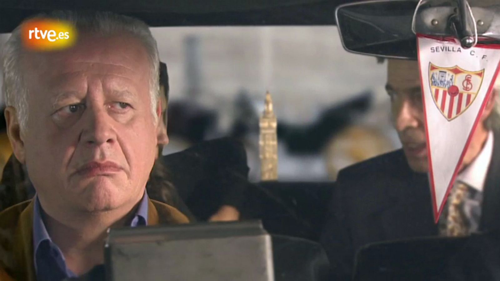 Antonio y Rocío bromean en el interior de un taxi que les traslada por el centro de Sevilla. Miguel no se siente cómodo con la situación y lo acaba pagando con el taxista.