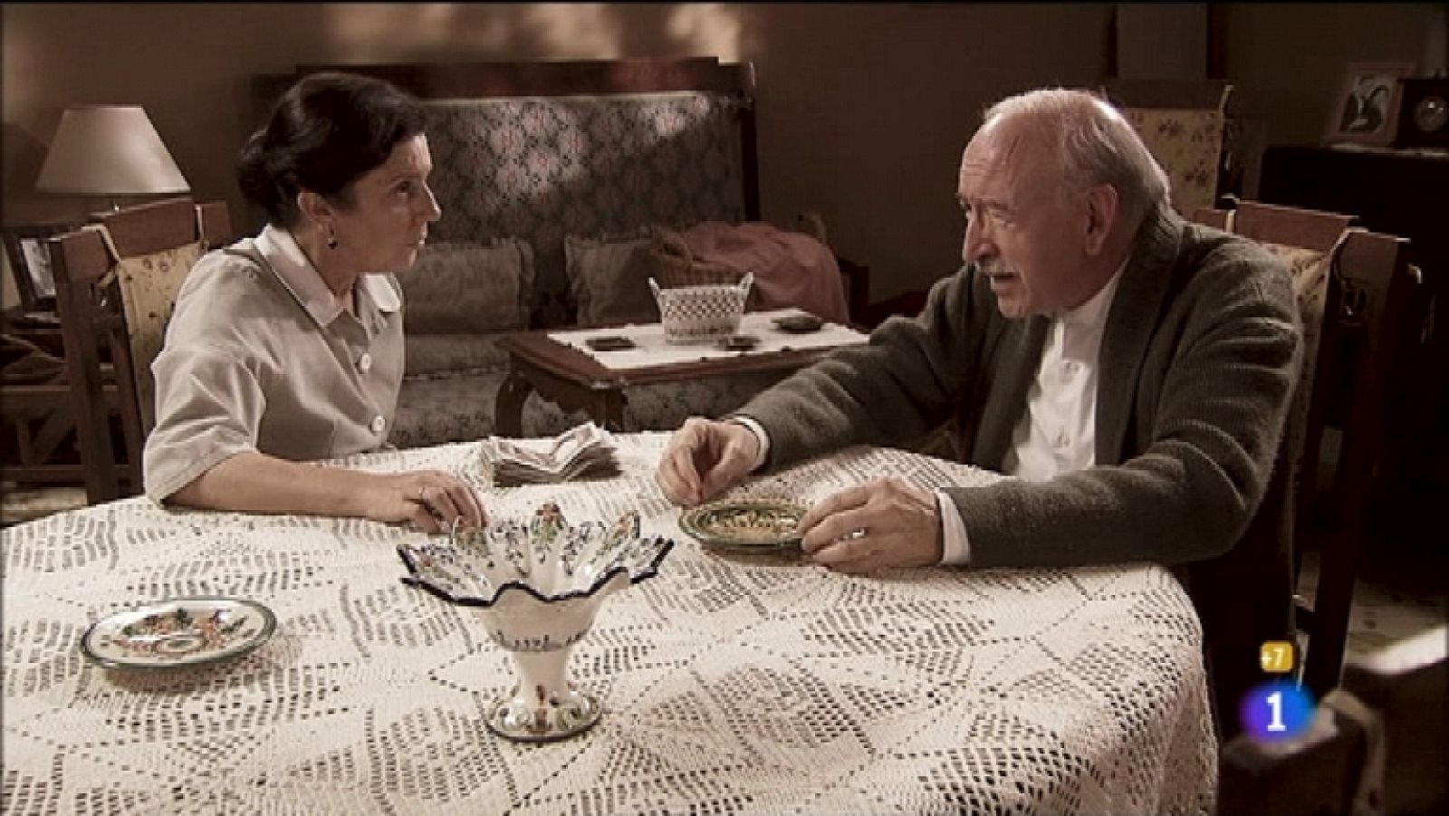 Amar en tiempos revueltos - T7 - Capítulo 47 - Olavide y Alberto se esfuerzan por sacar a Cecilia del estado de tristeza en que se encuentra - Ver ahora