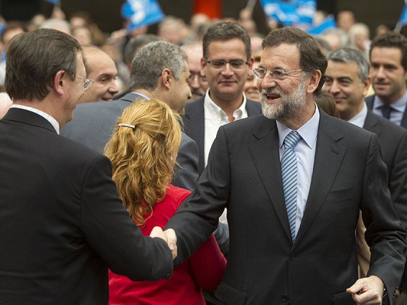 Rajoy pide la "disolución irreversible" de ETA en su primera visita al País Vasco en campaña electoral