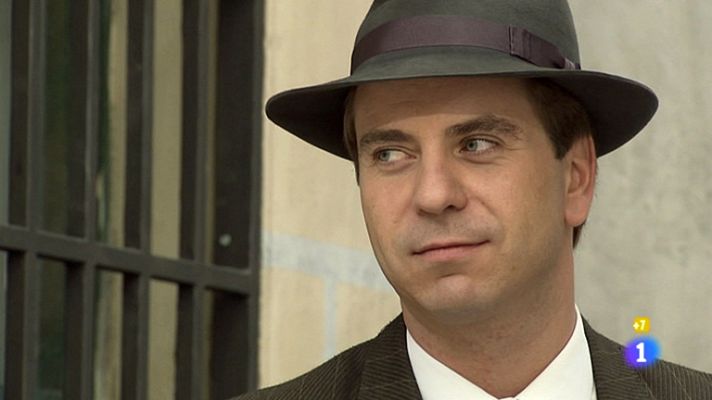 Amar en tiempos revueltos - Héctor galantea con Asun