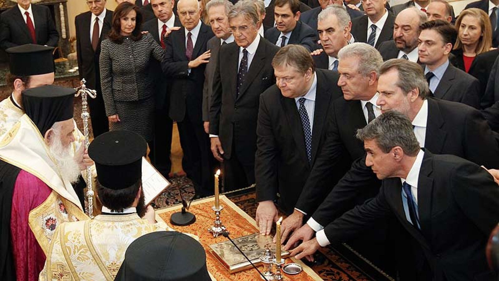 Papadimos toma posesión al frente de un gobierno de unidad en Grecia - La tarde en 24h | Ver