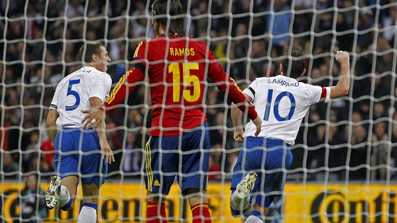 España ha caído derrotada en Wembley en un partido amistoso frente a Inglaterra en el que el único tanto de Lampard ha dado la victoria a los de Capello, a pesar de la superioridad en la posesión de la selección española.