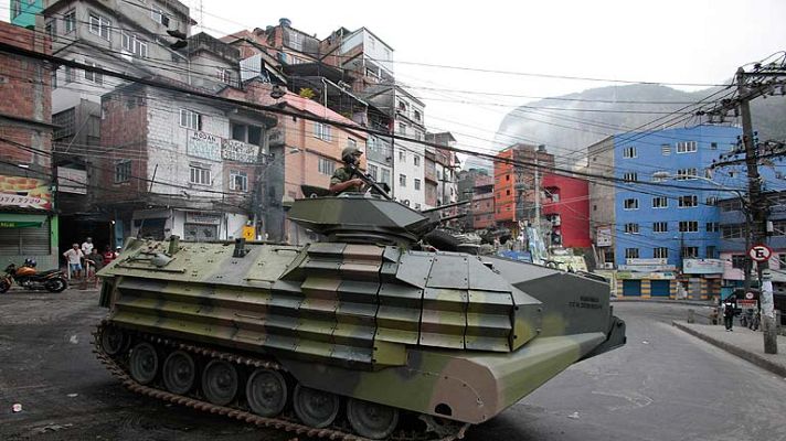 Informativo 24h - La policía entra sin incidentes en la favela más emblemática de Río