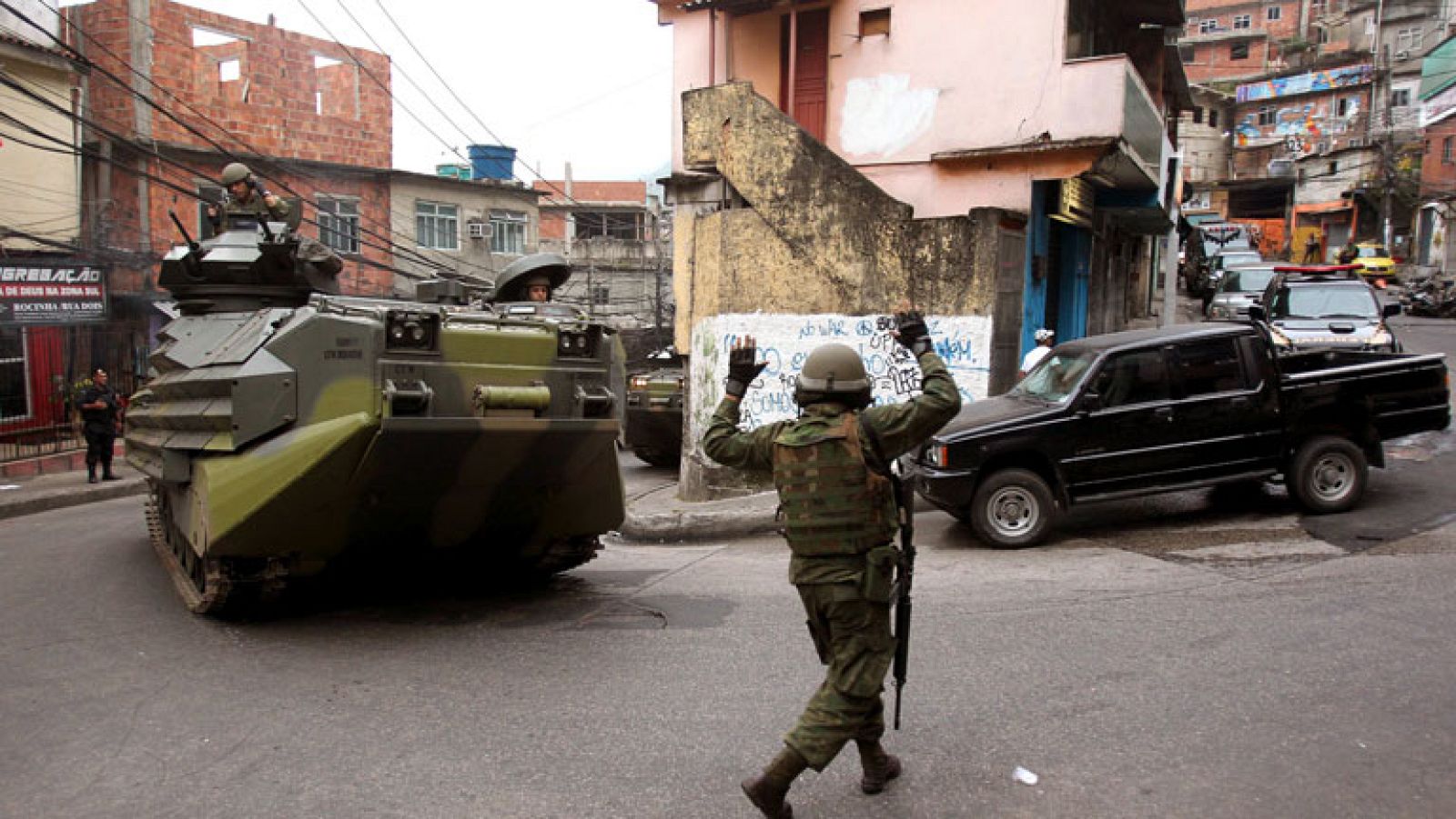 La policía de Brasil toma el control en las favela de la Rocinha | Ver