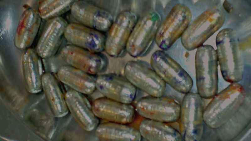 En España hay más de 17.000 personas en prisión por delitos contra la salud pública. Algunos de ellos por transportar la droga en su propio cuerpo.