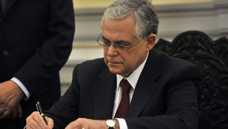 Lukás Papadimos presenta su plan de gobierno a expensas de la llegada de los inspectores de la troika