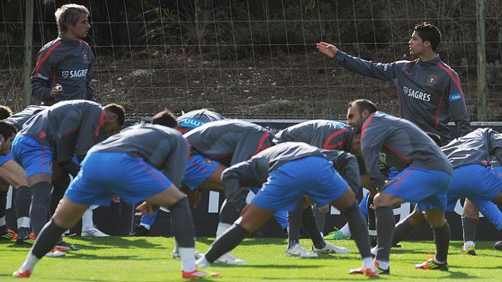 Telediario 1 - Portugal recibe a Bosnia con pitos