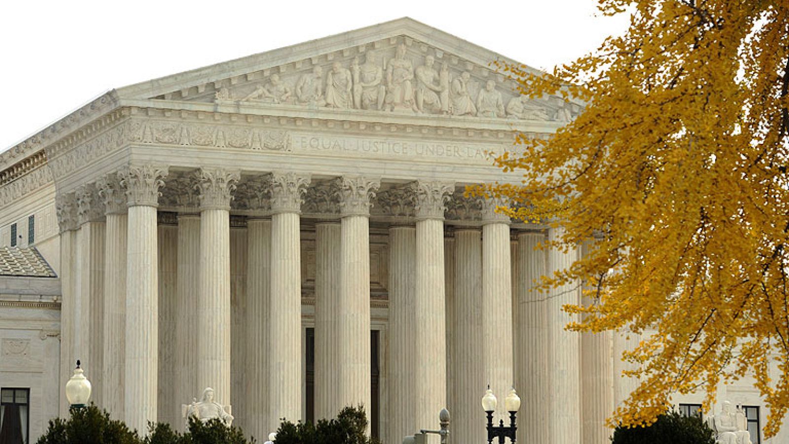 La reforma sanitaria de Obama, la ley estrella de su mandato, llega al Supremo de Estados Unidos.