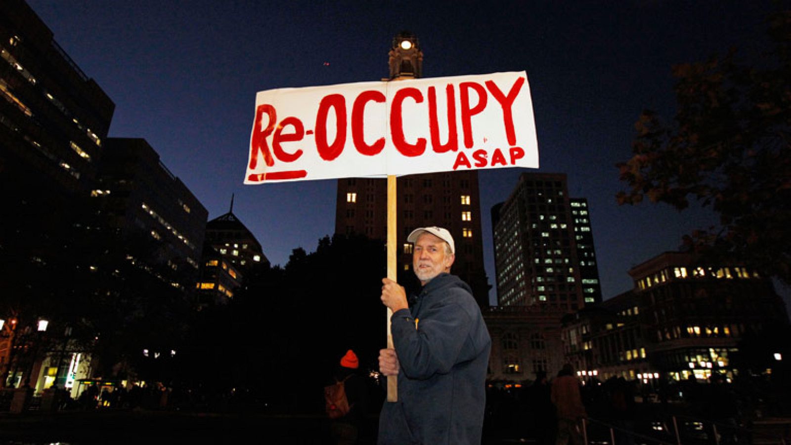 La Policía desaloja Occupy Oakland, en California, tras varios incidentes