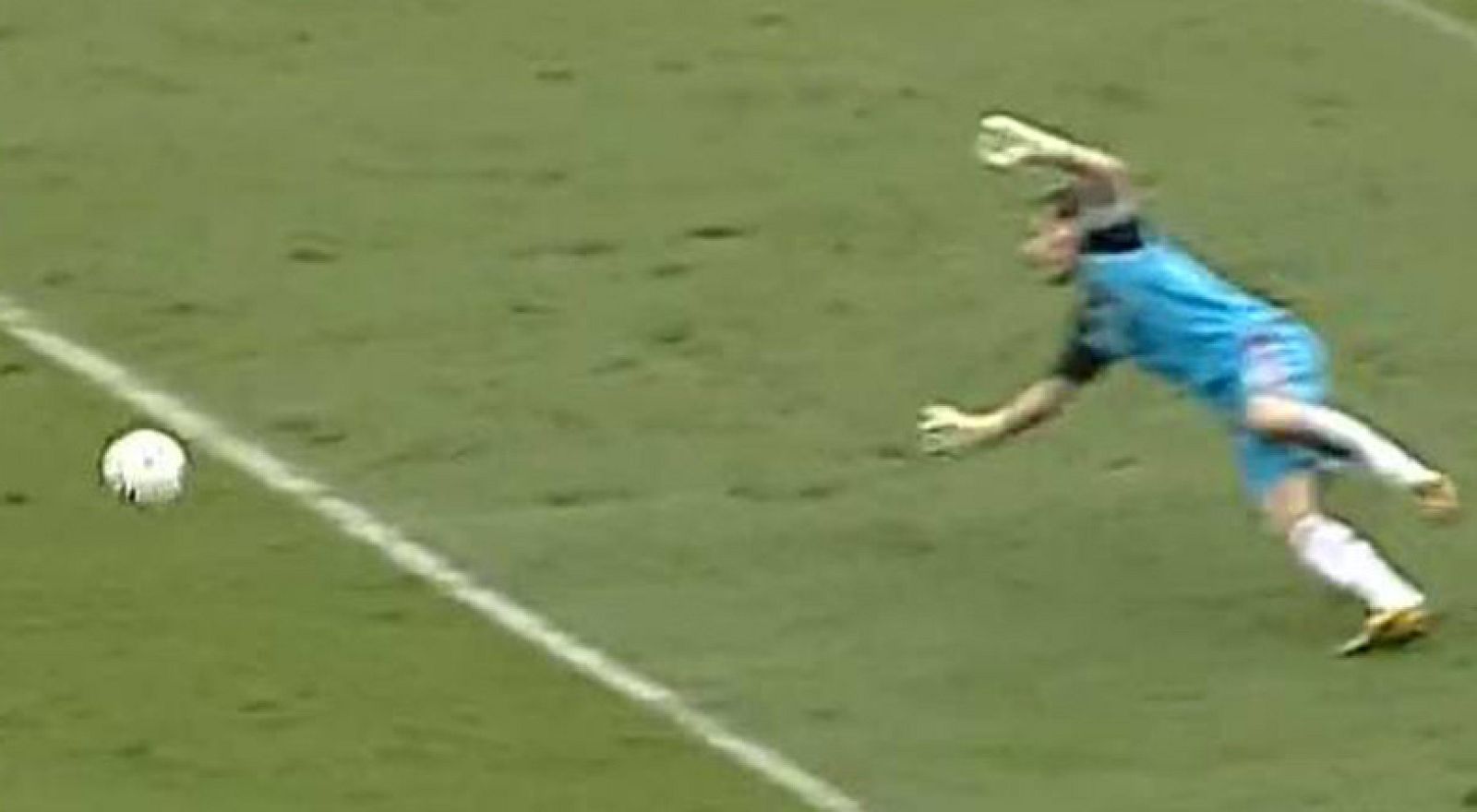 El delantero costaricense marca con un disparo colocado desde fuera del área, lejos de las manos de Casillas, que no puede evitar el tanto con su estirada.