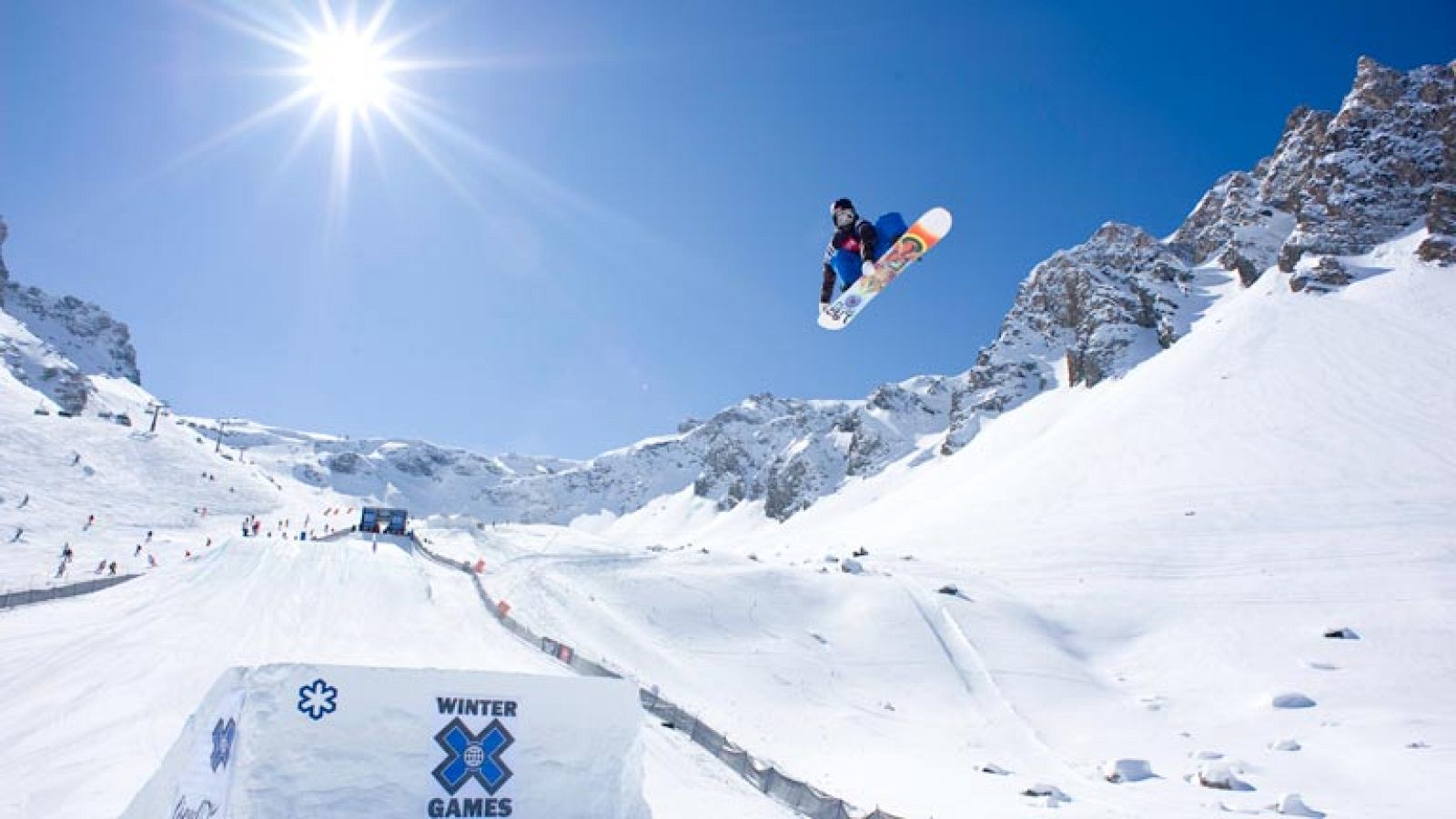 Surfear los cables de un telesilla o descender fuera de pista por las laderas más abruptas de cualquier montaña en una tabla de snowboard solo está al alcance de unos pocos y uno de ellos es Travis Rice. El mejor rider del mundo está este miércoles e