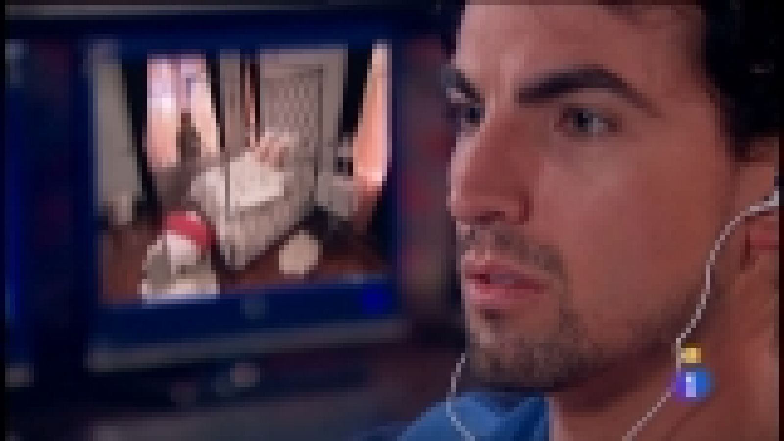 La casa de al lado - Capítulo 8  - Gonzalo ve el video del día de la muerte de Adolfo junto a Pilar, y se enteran de que Carola fue su amante - Ver ahora